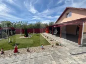 Casă în Șofronea cu 2 corpuri, 5 camere, terase, garaj ș 