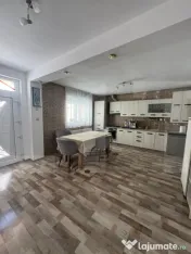 Casă în Șofronea cu 2 corpuri, 5 camere, terase, garaj ș 