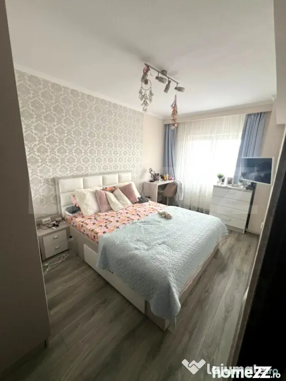 Apartament 4 camere, 86 mp, balcon, 2 băi, etaj intermediar