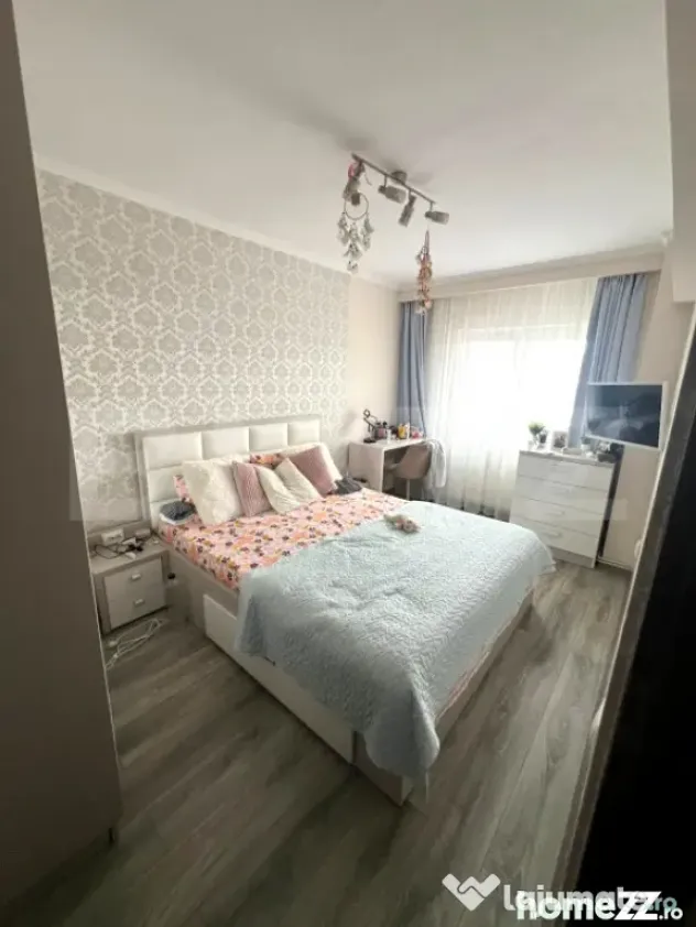 Apartament 4 camere, 86 mp, balcon, 2 băi, etaj intermediar