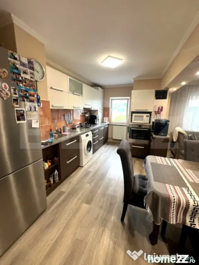 Apartament 4 camere, 86 mp, balcon, 2 băi, etaj intermediar