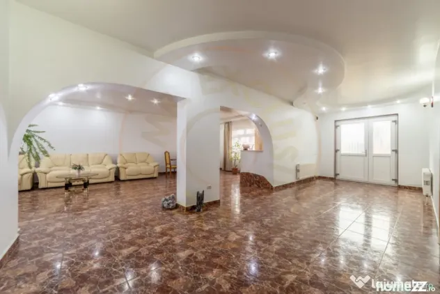 Casă spațioasă cu 8 camere - Pitești - 0% Comision