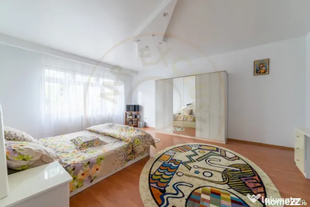 Casă spațioasă cu 8 camere - Pitești - 0% Comision
