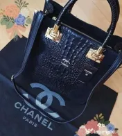 Geanta piele naturala 100%,model croco,logo metalic auriu,curea detasabila umăr,saculet,etichetă 