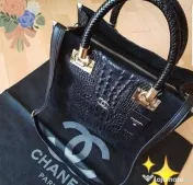 Geanta piele naturala 100%,model croco,logo metalic auriu,curea detasabila umăr,saculet,etichetă 