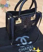 Geanta piele naturala 100%,model croco,logo metalic auriu,curea detasabila umăr,saculet,etichetă 