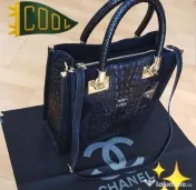 Geanta piele naturala 100%,model croco,logo metalic auriu,curea detasabila umăr,saculet,etichetă 