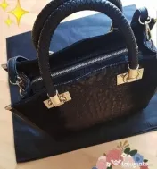 Geanta piele naturala 100%,model croco,logo metalic auriu,curea detasabila umăr,saculet,etichetă 