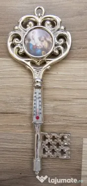 Ornament cheie cu termometru si o poza cu Fecioara Maria si Domnul Isus Hristos.