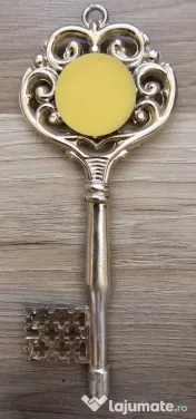 Ornament cheie cu termometru si o poza cu Fecioara Maria si Domnul Isus Hristos.