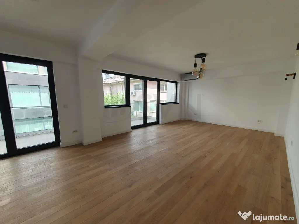 Apartament cu 3 camere singur pe etaj Polona