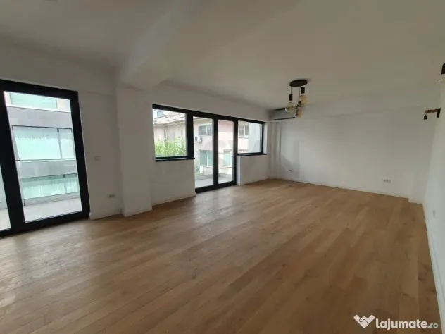 Apartament cu 3 camere singur pe etaj Polona