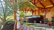 Refugiu pretios:jacuzzi, lemn masiv,2.000 mp teren,4 dormito 