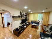 Apartament cu 4 camere de vânzare pe Strada Longinescu 