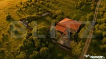 Casa la rosu de vânzare, zona Livezeni