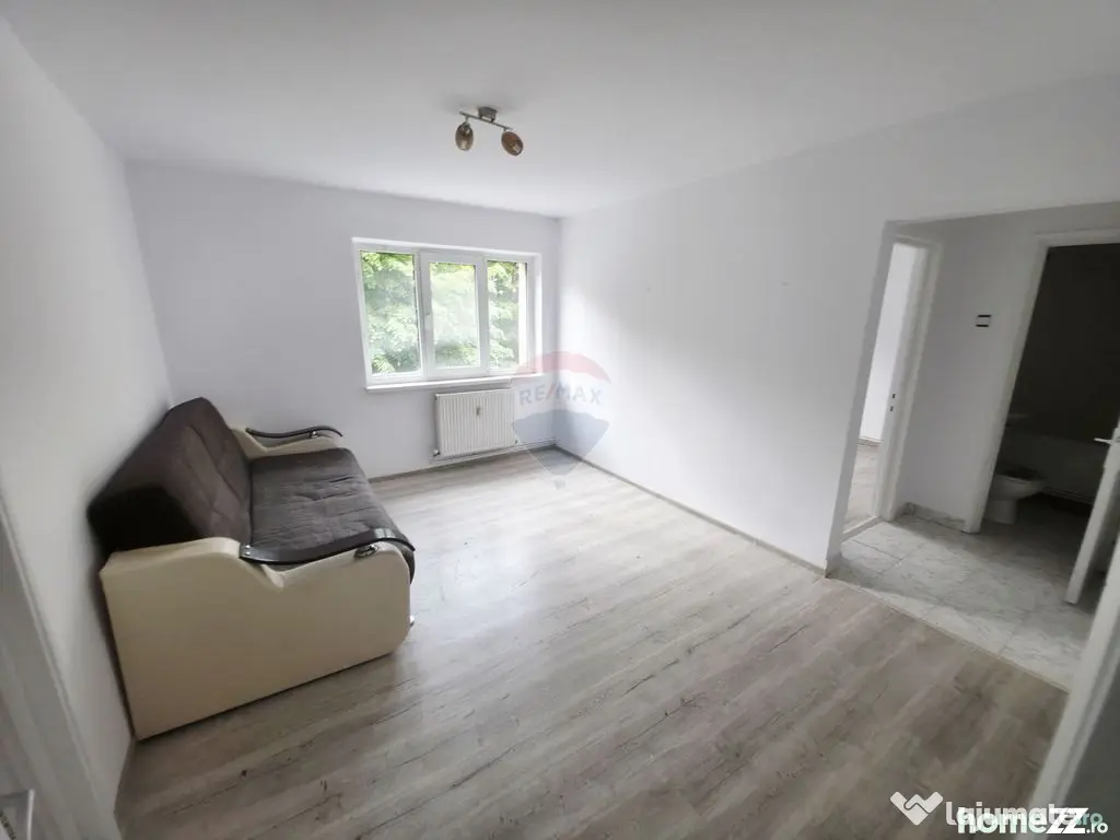 Apartament cu 3 camere de vânzare în zona Maratei
