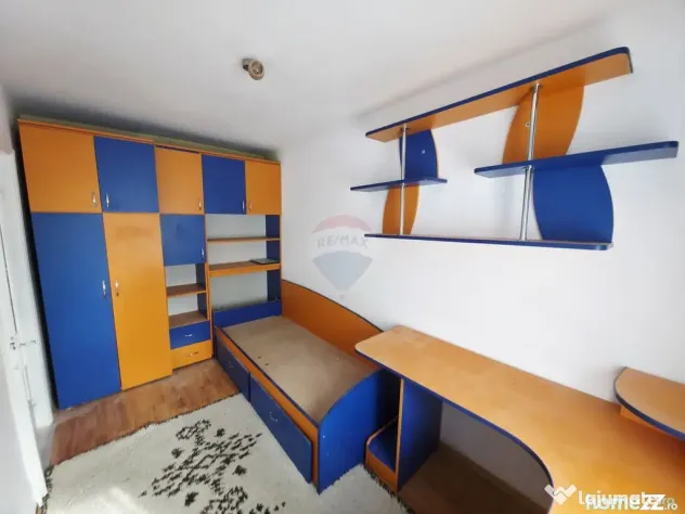 Apartament cu 3 camere de vânzare în zona Maratei