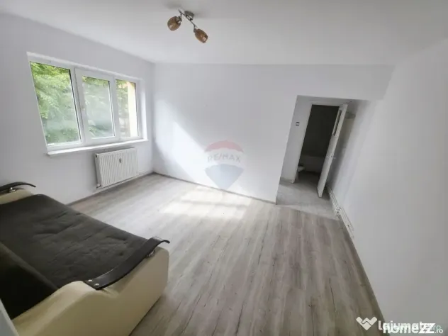 Apartament cu 3 camere de vânzare în zona Maratei
