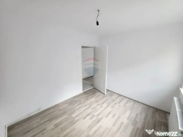 Apartament cu 3 camere de vânzare în zona Maratei