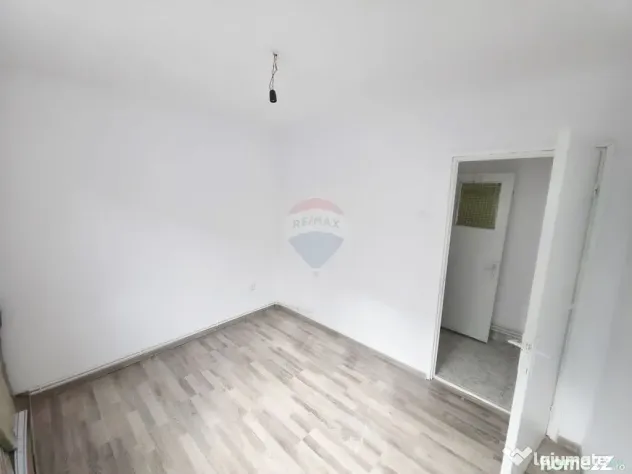 Apartament cu 3 camere de vânzare în zona Maratei