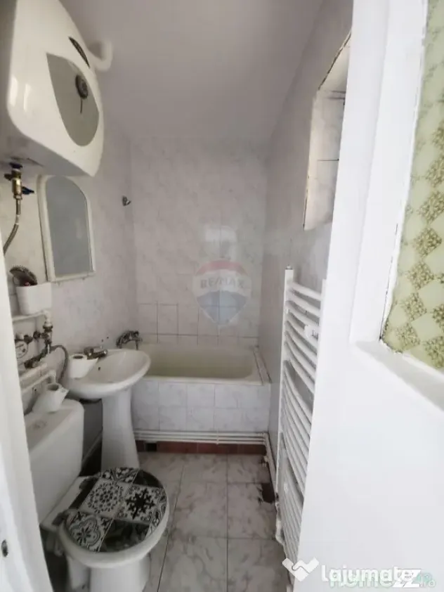 Apartament cu 3 camere de vânzare în zona Maratei