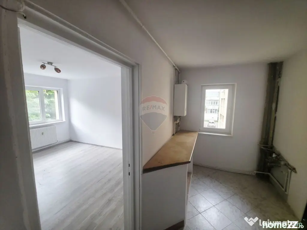 Apartament cu 3 camere de vânzare în zona Maratei