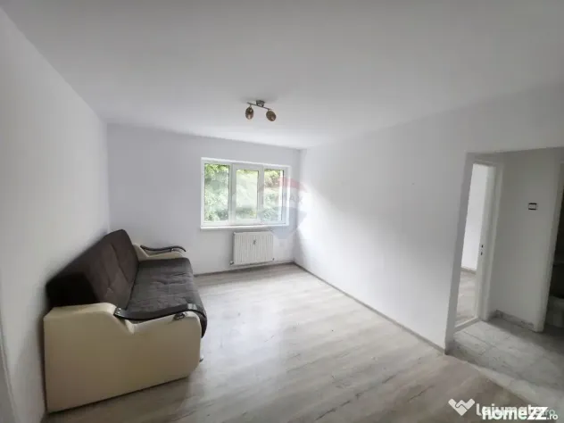 Apartament cu 3 camere de vânzare în zona Maratei