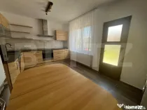 Casă de închiriat, 110 mp, 2 dormitoare, curte și parcare