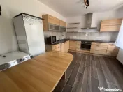 Casă de închiriat, 110 mp, 2 dormitoare, curte și parcare