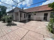 Casă de închiriat, 110 mp, 2 dormitoare, curte și parcare