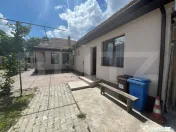 Casă de închiriat, 110 mp, 2 dormitoare, curte și parcare