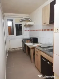 Ofer spre inchiriere apartament cu 3 camere decomandate, zona centrala, mobilat.