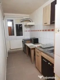 Ofer spre inchiriere apartament cu 3 camere decomandate, zona centrala, mobilat.