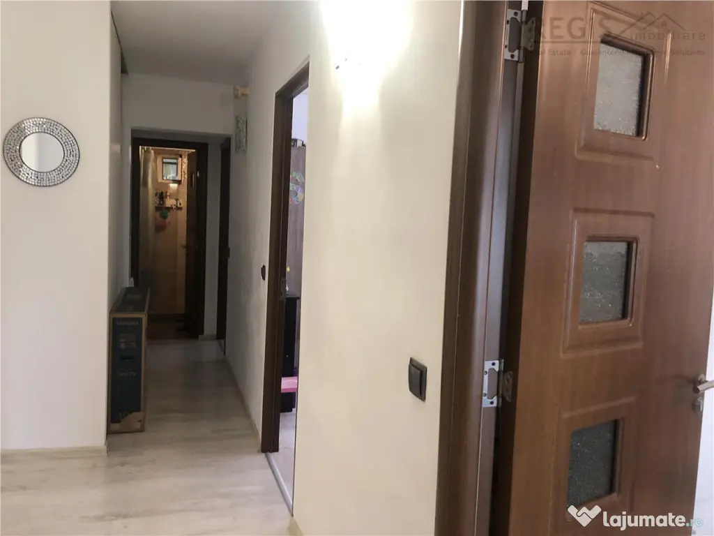 Apartament spatios cu 4 camere si 2 balcoane zona Noua