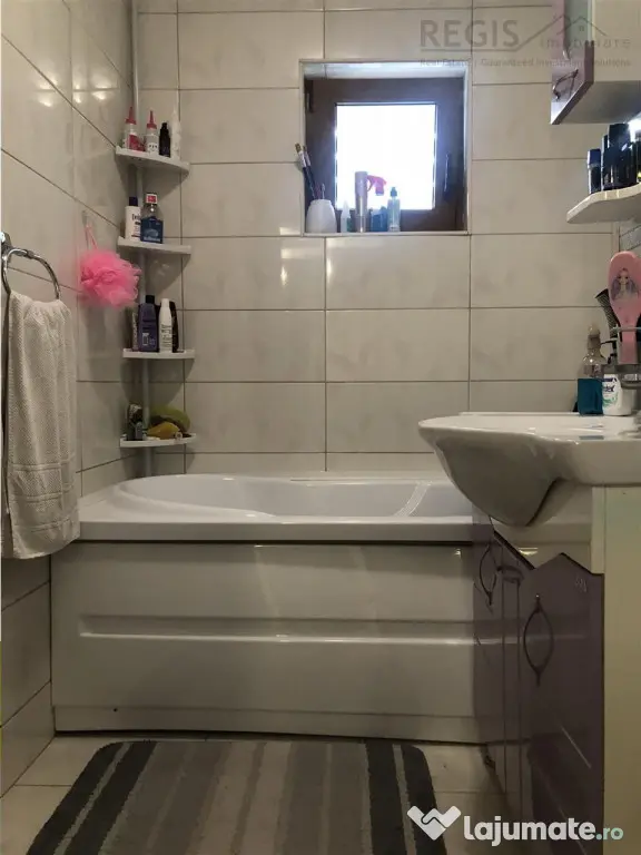 Apartament spatios cu 4 camere si 2 balcoane zona Noua