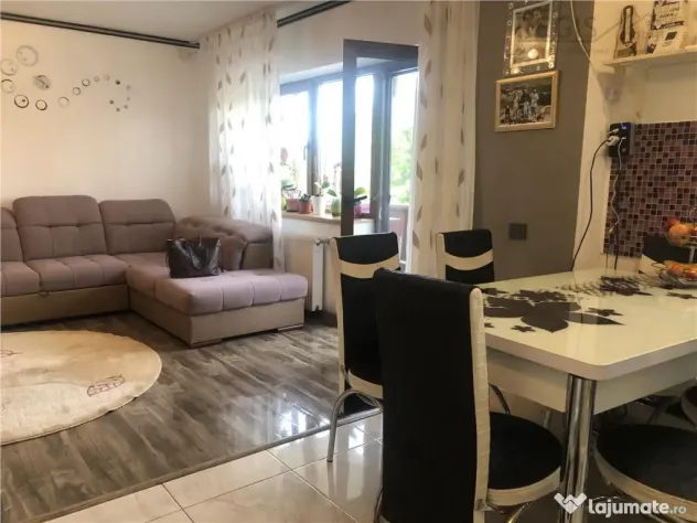 Apartament spatios cu 4 camere si 2 balcoane zona Noua