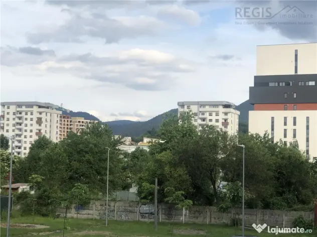 Apartament spatios cu 4 camere si 2 balcoane zona Noua