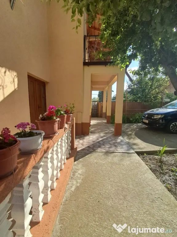 Casă P+1, compusă din 2 apartamente (intabulate separat) teren 1216 mp