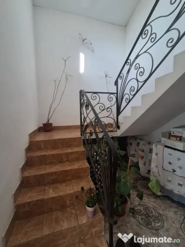 Casă P+1, compusă din 2 apartamente (intabulate separat) teren 1216 mp