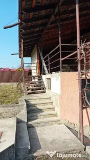 Vând casa cu spatiu comercial la parter Tarpesti 