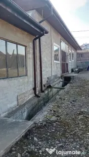 Vând casa cu spatiu comercial la parter Tarpesti 