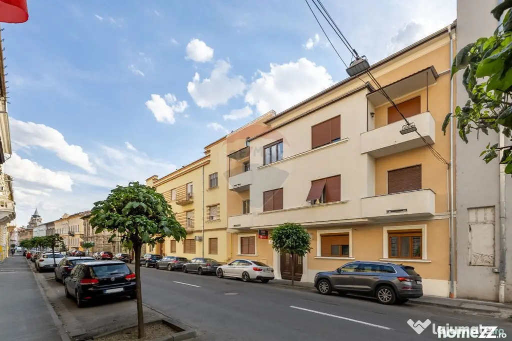 Apartament cu 4 camere de vânzare în zona Ultracentral