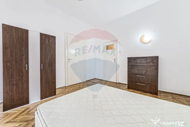 Apartament cu 4 camere de vânzare în zona Ultracentral