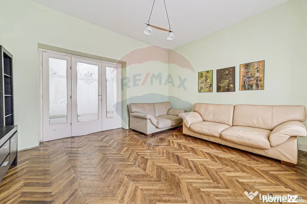 Apartament cu 4 camere de vânzare în zona Ultracentral
