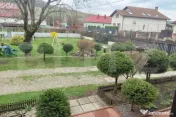 De vânzare casă cu 2 camere în Ernei Curte Comuna 