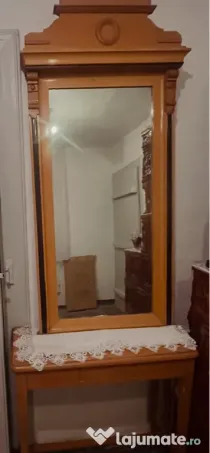 Oglindă și măsuță