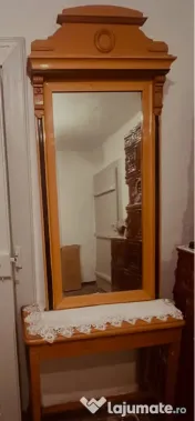 Oglindă și măsuță 