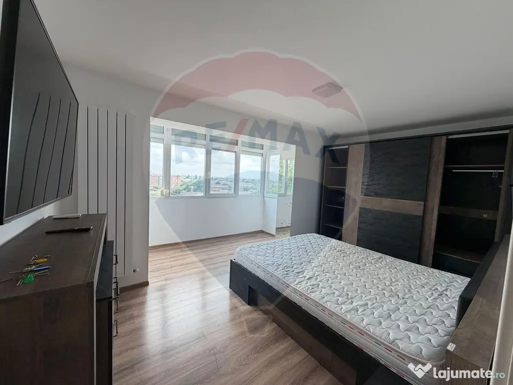 Apartament cu 3 camere de închiriat în zona Central