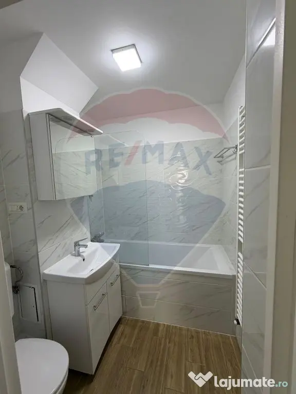 Apartament cu 3 camere de închiriat în zona Central