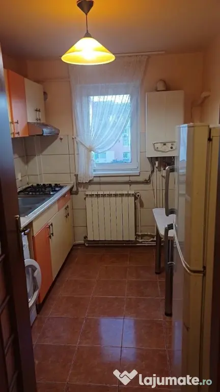 Inchiriez Decomandat 2 camere zona Gara Nicolina -Cantemir I Persoană fizică